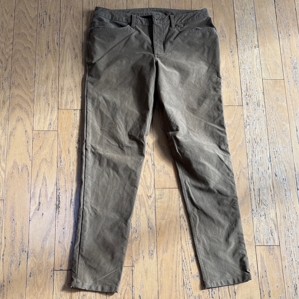 lululemon athletica Men's Tan Chinos size 33 x 34 - last pics show truer color